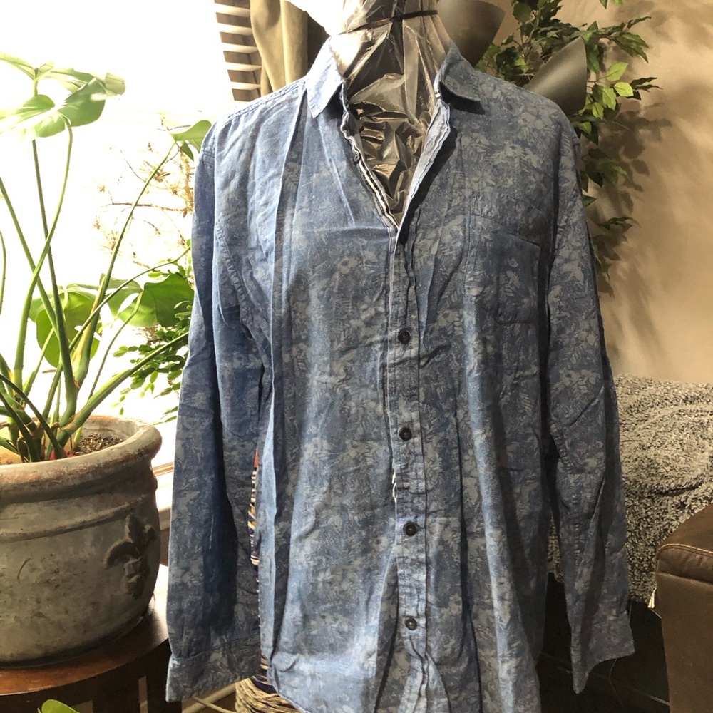 SALE⚡️ 2 for $7‼️ Button front men’s shirt
